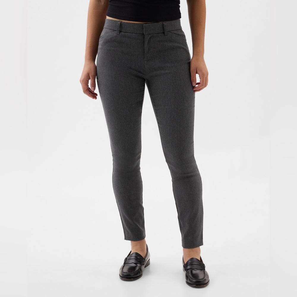 GAP Signature Skinny Ankle mid-rise pants; size 6. Brand new with tags (NWT)